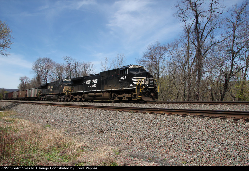 NS 4127 leads train 590 East